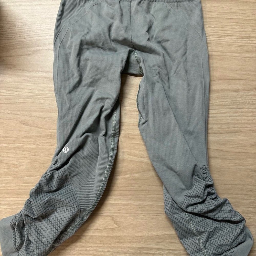 Lululemon leggings size 0 sage/blue knee length